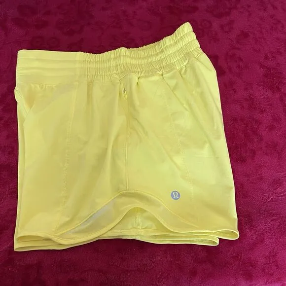 Lululemon Hotty Hot LR Short 4” Lined Swift Size 4 Sonic Yellow