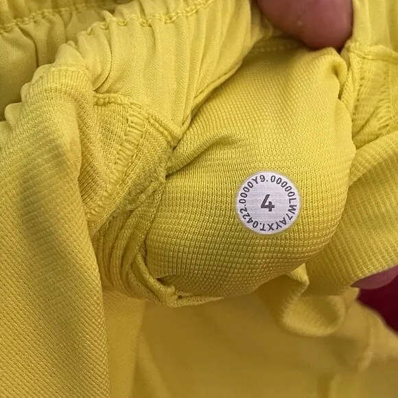 Lululemon Hotty Hot LR Short 4” Lined Swift Size 4 Sonic Yellow
