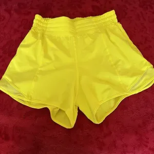 Lululemon Hotty Hot LR Short 4” Lined Swift Size 4 Sonic Yellow