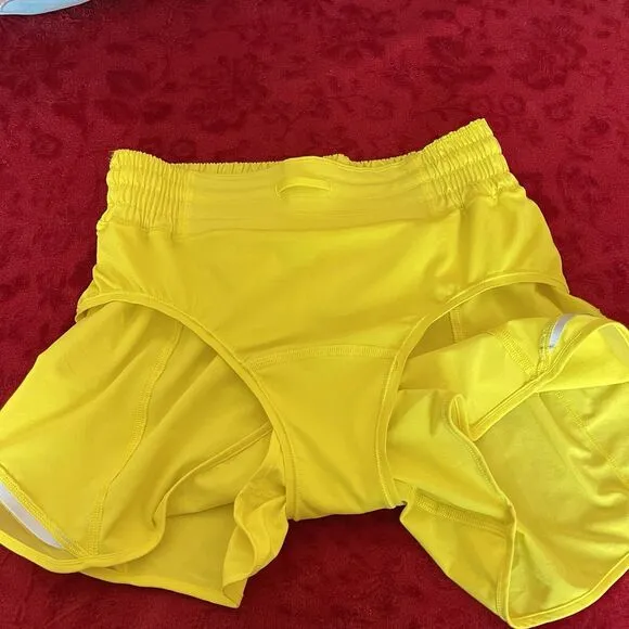 Lululemon Hotty Hot LR Short 4” Lined Swift Size 4 Sonic Yellow