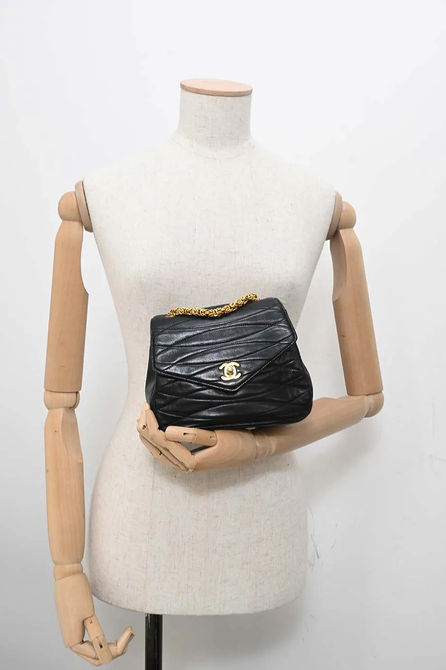 [WB7298] Chanel | Cross-Body Bag